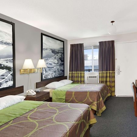 Мотель Super 8 By Wyndham Kamloops East Екстер'єр фото