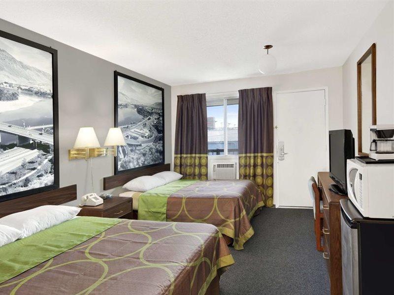 Мотель Super 8 By Wyndham Kamloops East Екстер'єр фото