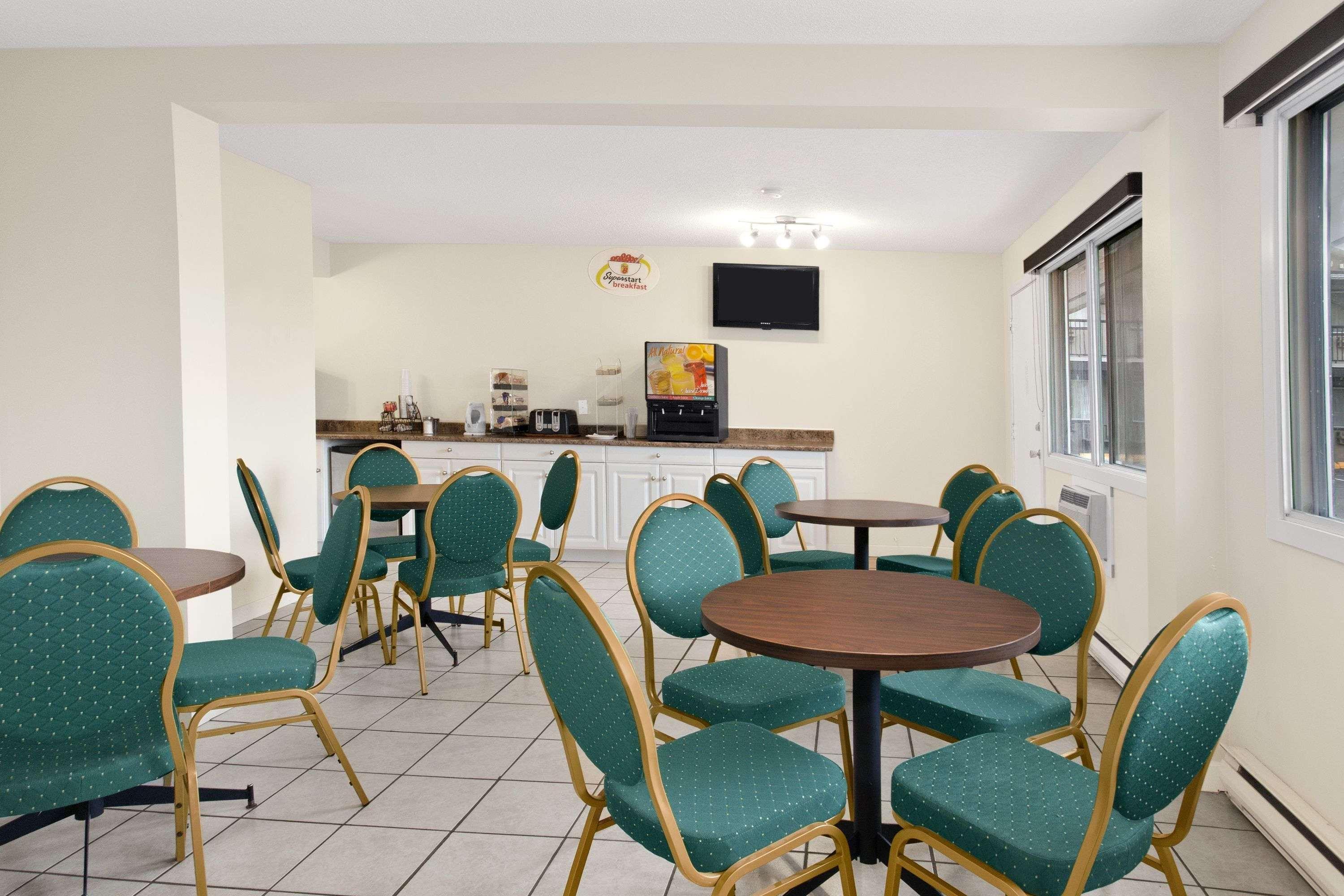 Мотель Super 8 By Wyndham Kamloops East Екстер'єр фото