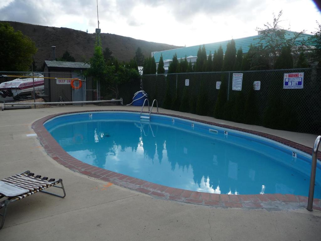 Мотель Super 8 By Wyndham Kamloops East Екстер'єр фото